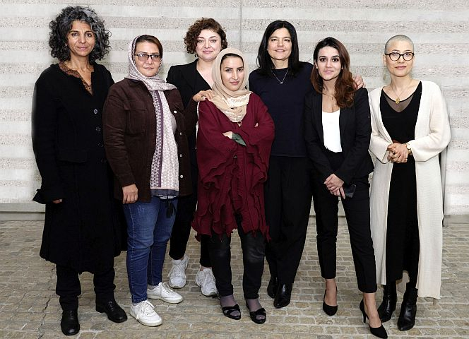 Von links: Shikiba Babori, Massouma Adell, Nahid Shahalimi, Zainab Qaderi, Jasmin Tabatabai, Winuss Azizi und Monirah Hashemi.