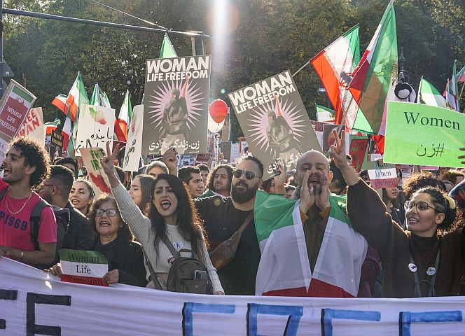 80.000 Menschen protestierten am 22.10.22 in Berlin gegen das Mullah-Regime. - Foto: J.MW/Future Image/IMAGO