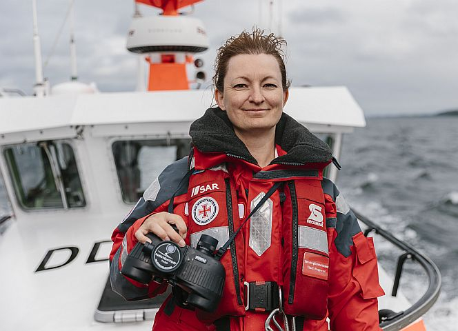 Melanie Heuser auf hoher See - sie ist direkt am Sylter Hafen in Hörnum aufgewachsen. - Foto: Jakob Winter/artundweise