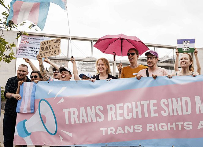 Hier demonstriert Frauenministerin Lisa Paus (Mitte) mit der Trans-Lobby: Ministerin oder Aktivistin? - Foto: IMAGO