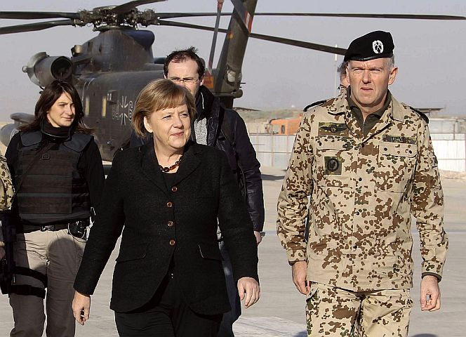 Bundeskanzlerin Angela Merkel und Brigadegeneral Erich Vad 2010 in Kundus.