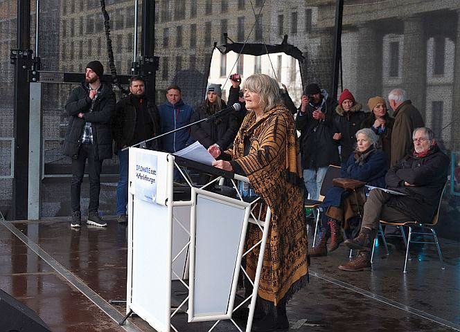Alice Schwarzer auf der Kundgebung am 25. Februar in Berlin: Gegen das Sterben. Und für das Leben. - Foto: Bettina Flitner 