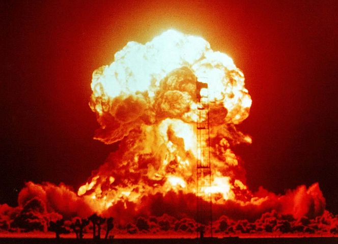 Atomwaffentest 1953 in der Wüste von Nevada. Inzwischen steht die Menschheit kurz vor dem Abgrund. - Foto: Wikipedia