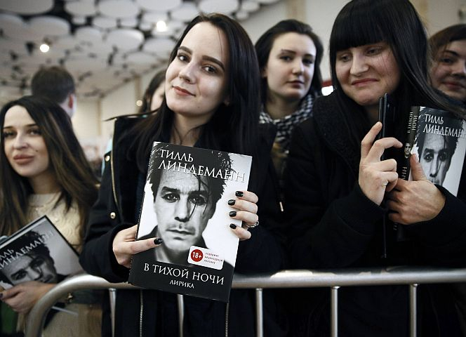 Rammstein-Fans bei einem Konzert in Moskau. - Foto: Alexander Shcherbak/ITAR TASS/IMAGO