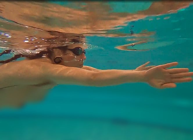 Lotte Mies, Schwimmlehrerin, erkämpfte das Oben-Ohne-Schwimmen in Berliner Schwimmbädern. - Foto: Screenshot SternTV