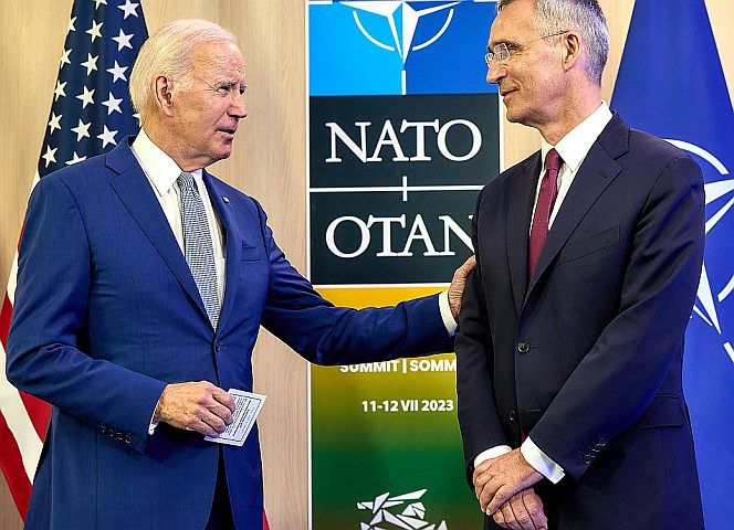 US-Präsident Biden und Nato-Generalsekretär Stoltenberg auf dem Nato-Gipfel in Vilnius. - Foto: IMAGO