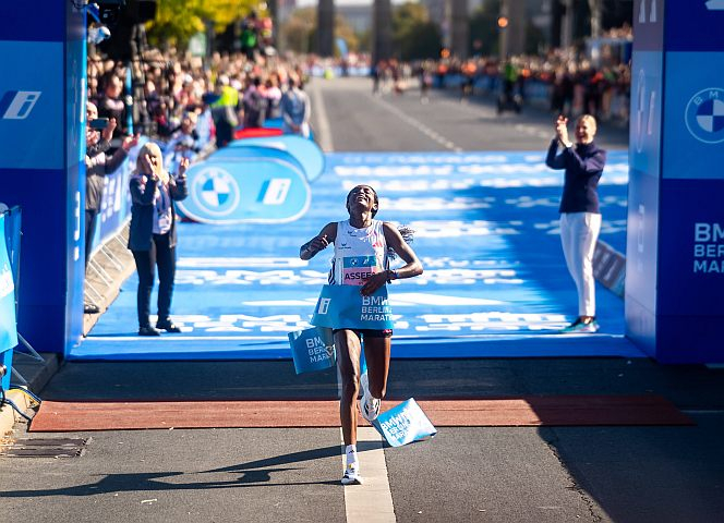 Tigist Assefa auf der Ziellinie beim Berlin-Marathon: Rekord! - Foto: Beautiful Sports/IMAGO