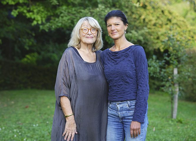 Alice Schwarzer und Sahra Wagenknecht. - Foto: Bettina Flitner