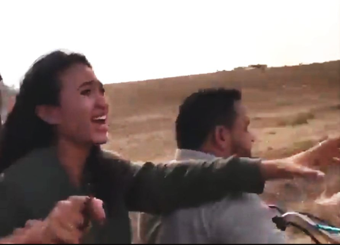 Festivalbesucherin Noa Argamani wird von Hamas-Kämpfern auf einem Motorrad entführt.