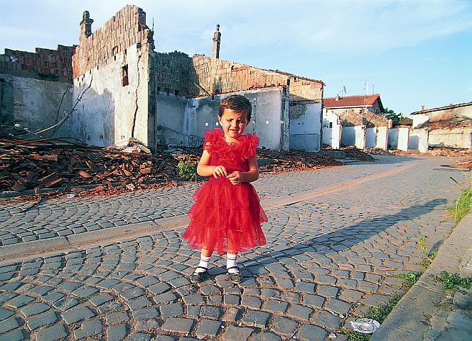 Kinder und der Krieg: Gita, ein Roma-Mädchen 1999 im Kosovo. - Foto: Bettina Flitner