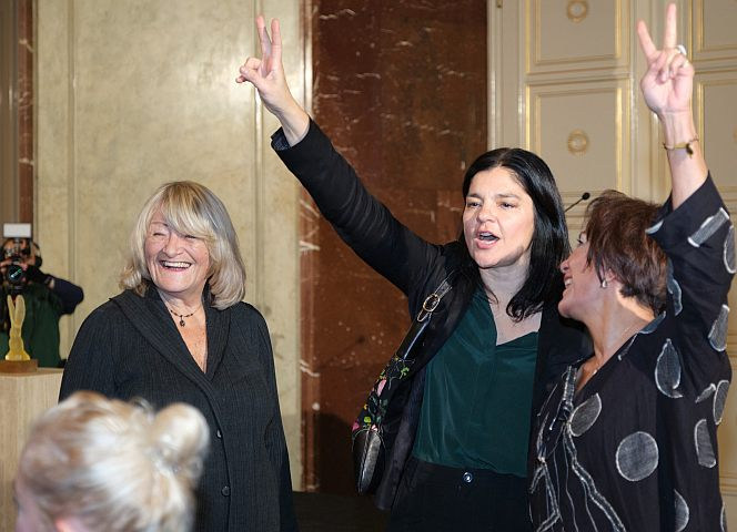 Von li: Der Viktory-Hase, Alice Schwarzer, Jasmin Tabatabai und Mansoureh Shojaee. - Foto: Bettina Flitner