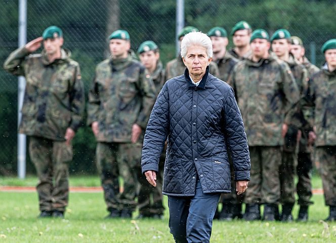 Marie-Agnes Strack-Zimmermann (FDP) schreitet Soldaten der Bundeswehr ab. - Foto: Markus Scholz/dpa