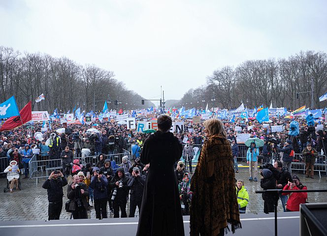 Alice Schwarzer und Sahra Wagenknecht am 25. Februar 2023 beim "Aufstand für Frieden" am Brandenburger Tor. - Foto: Bettina Flitner