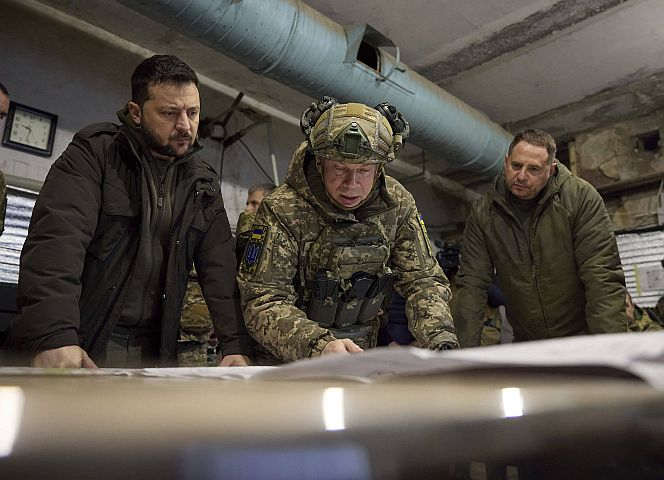  Präsident Selenskyj mit General Olexander Syrskyj, den er gerade zum Oberbefehlshaber der Ukraine ernannt hat. - Foto: IMAGO