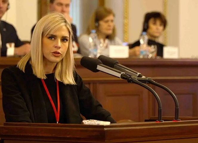 Olivia Maurel bei ihrer Rede im Tschechischen Parlament.
