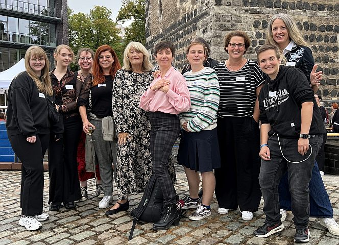 Alice Schwarzer mit EMMA-Leserinnen beim Abonnentinnen-Fest 2023. - Foto: Bettina Flitner
