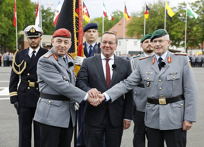 (V.li) General Carsten Breuer, Verteidigungsminister Boris Pistorius und Generalmajor André Bodemann beim Appell. - Foto: IMAGO