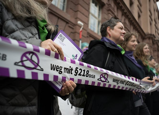 Frauenprotest in Berlin: "Weg mit dem § 218!" - Foto: Sebastian Gollnow/dpa