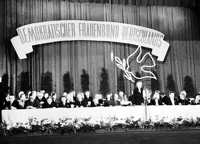 Der „Demokratische Frauenbund Deutschlands“ (DFD) nahm Einfluss auf die DDR-Verfassung. 