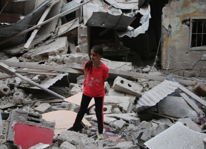 Ein Mädchen in den Ruinen von Gaza. Foto: Imago / Xinhua