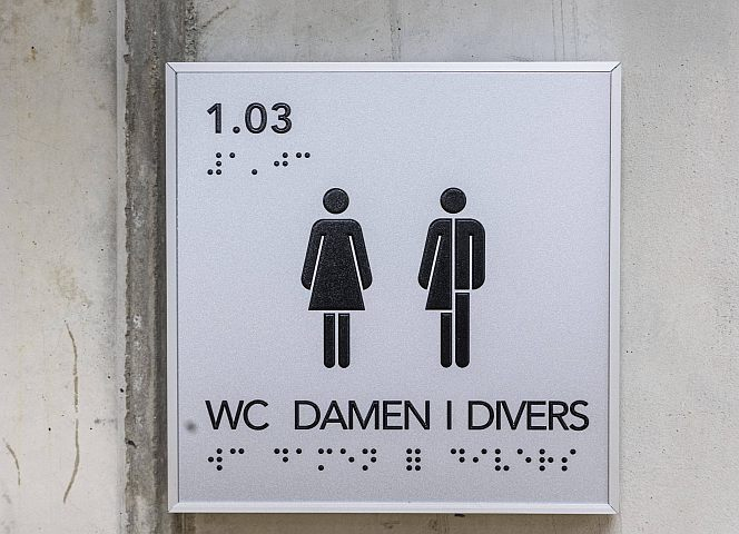 Die Flinta*-Toilette hält Einzug in den öffentlichen Raum. Bei den Männern bleibt alles beim Alten. - Foto: Imago