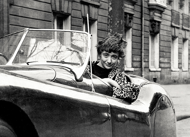 Françoise Sagan liebte Sportwagen, hier in ihrem Jaguar XK 140. FOTO: Bridgeman Images/IMAGO
