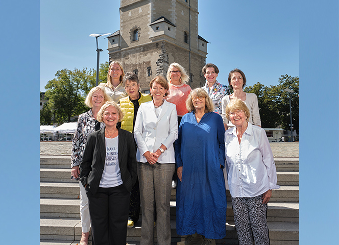 (1.R.v.li) Chantal Louis, OB Henriette Reker, Alice Schwarzer, Hiltrud Kier. - 2. R. v. li Johanna Wanka, Barbara Schock-Werner und weitere.