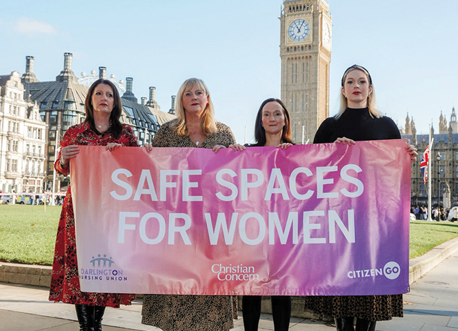 Annice Grundy, Lisa Lockey, Tracey Hopper und Bethany Hutchinson fordern sichere Frauenräume.