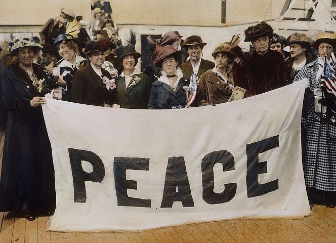 Feministinnen aus 15 Ländern auf der Frauenfriedenskonferenz 1915 in Den Haag. Foto: The Granger Collection, ÖNB