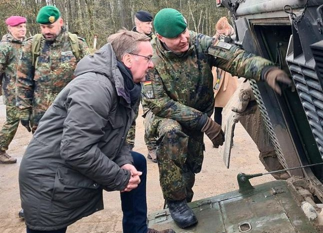 Pistorius inspiziert 'Ausbildungsgerät' für ukrainische Soldaten in Deutschland. Foto: Bundeswehr