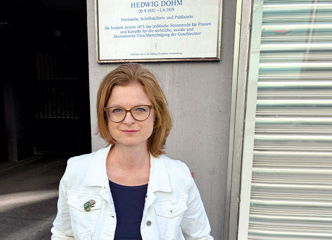 Isabel Rohner vor der von ihr erkämpften Gedenktafel für die Frauenrechtlerin Hedwig Dohm. - Foto: Schmiester