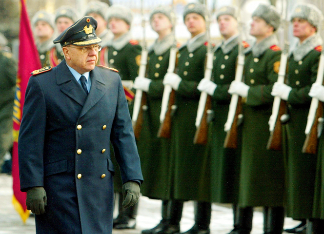 Der deutsche General Harald Kujat 2004 beim Abschreiten der ukrainischen Ehrengarde in Kiew. - Foto: Sergey Dolzhenko/epa/dpa