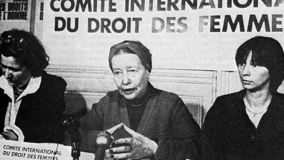 Simone de Beauvoir (Mitte) ist die Präsidentin des "Comité International de defence du droit des femmes".