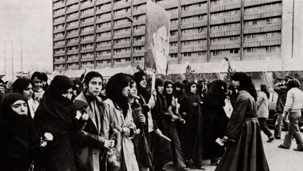 Eine Demo por Khomeini, noch ist der Schleier eine Gewohnheit aus der Anti-Schah-Zeit.