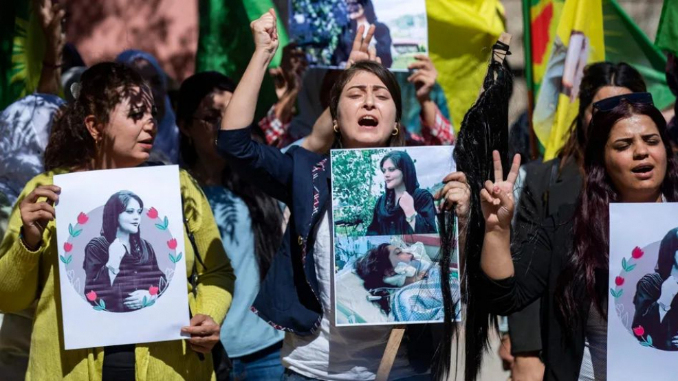 Nach dem Tod von Mahsa (Jina) Amini protestieren Frauen im ganzen Land für ihre Freiheit.
