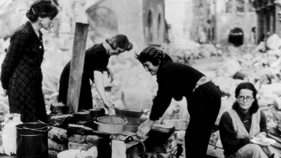 Nürnberg im April 1945: Frauen und Kinder überleben in den Trümmern.- Foto: Lee Miller