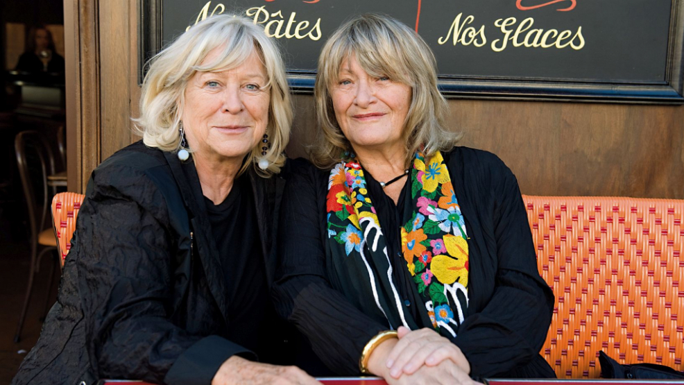 Margarete von Trotta und Alice Schwarzer bei einem Kaffee auf Montmartre. - Foto: Bettina Flitner