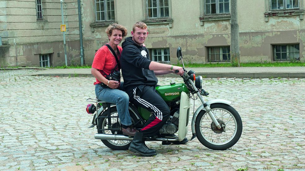 Fotografin Bettina Flitner hier mit Kevin auf einem Simson Moped aus der DDR-Zeit.