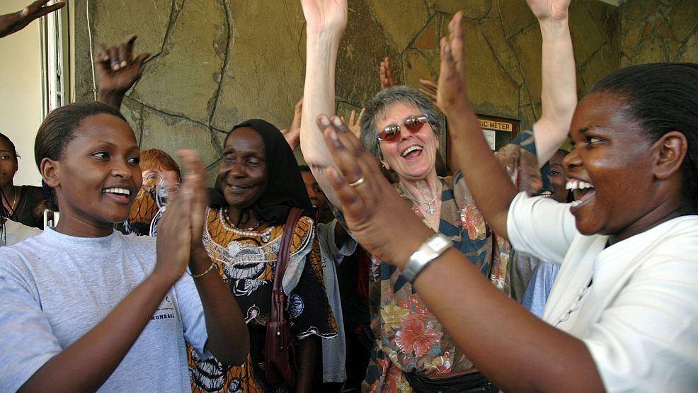 Schwester Lea tanzt mit den Frauen eines ihrer Projekte in Kenia.