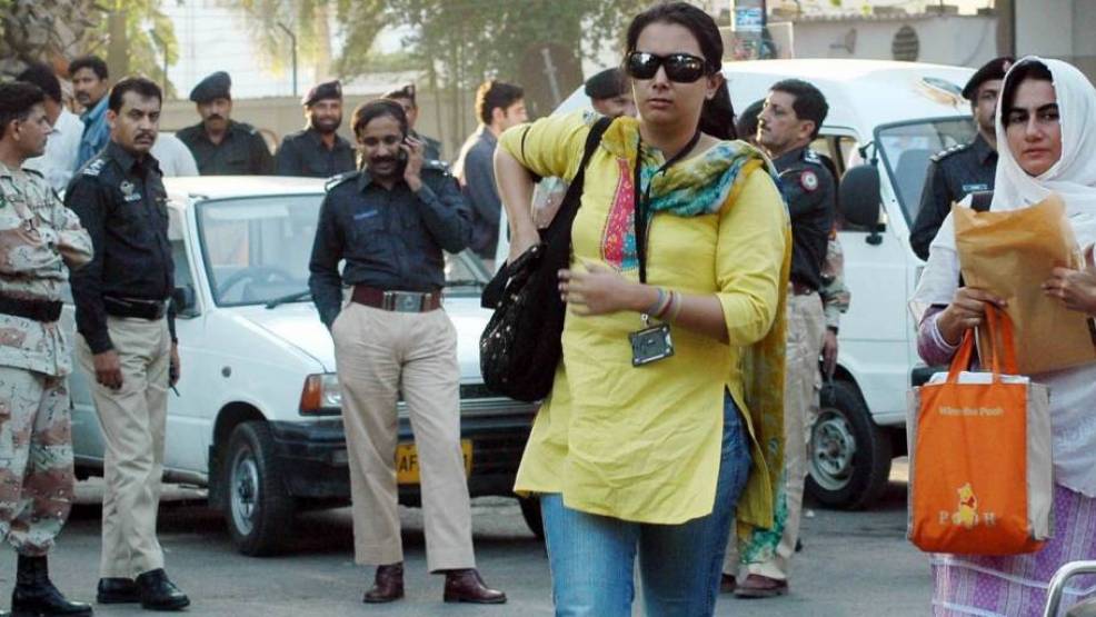 Meera 2007 als Reporterin in den Straßen von Karatschi.