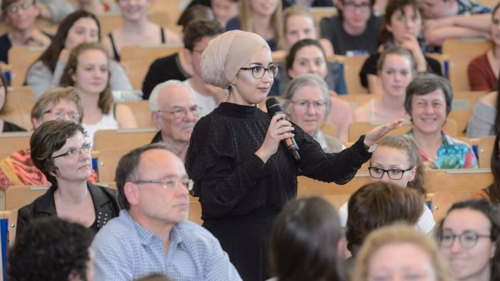 Eine Frau mit Kopftuch ergriff als letzte das Wort.