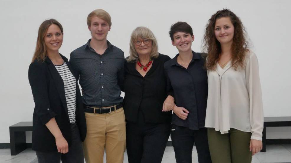 Alice Schwarzer mit den StudentInnen der gSiK-AK Jura, ihre GastgeberInnen.