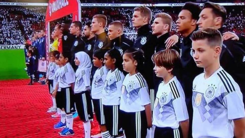 Ballmädchen mit Kopftuch beim Fußball-Länderspiel England gegen Deutschland.