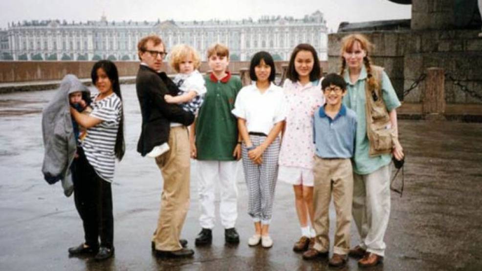 v. li.: Ronan Farrow im Arm von Lark Previn, Woody Allen mit Dylan Farrow. Dritte von re: Soon-Yi. Re: Mia Farrow.