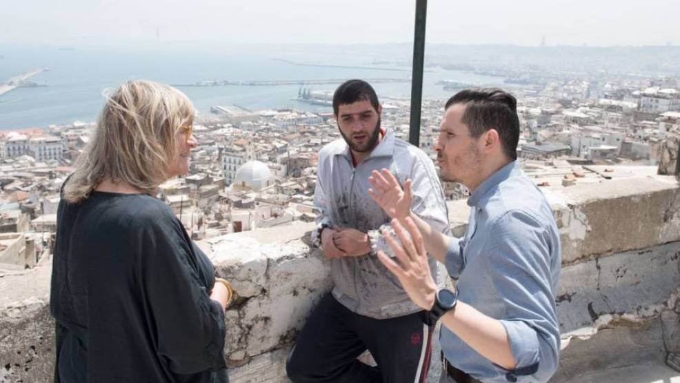 Alice Schwarzer im Frühling 2017 in Algier. Auf einer Terrasse der Casbah mit Ghanou und Osama, der hier wohnt. © Bettina Flitner