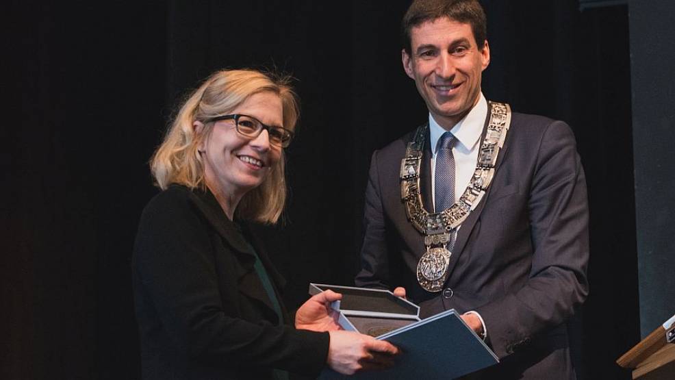 Oberbürgermeister Matthias Klopfer (SPD) überreicht den Preis an Sabine Constabel. © Stadt Schorndorf