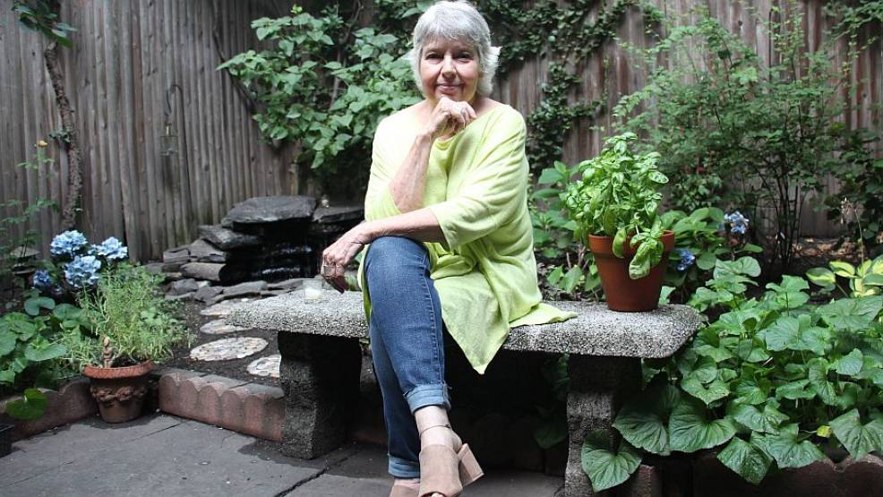 Robin Morgan beim EMMA-Gespräch in ihrem Garten mitten im Greenwich Village.