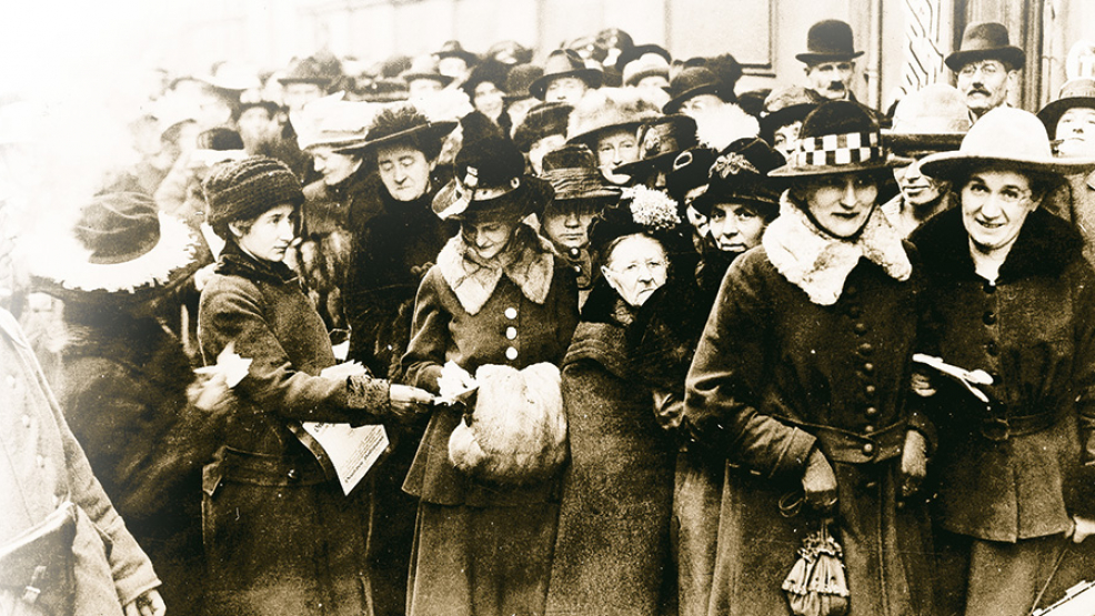 Die Frauen stehen Schlange, um am 19. Januar 1919 zum ersten Mal ihre Stimme abzugeben.