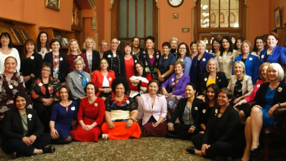 Neuseeländrische Abgeordnete feiern 125 Jahre Frauenwahlrecht!
