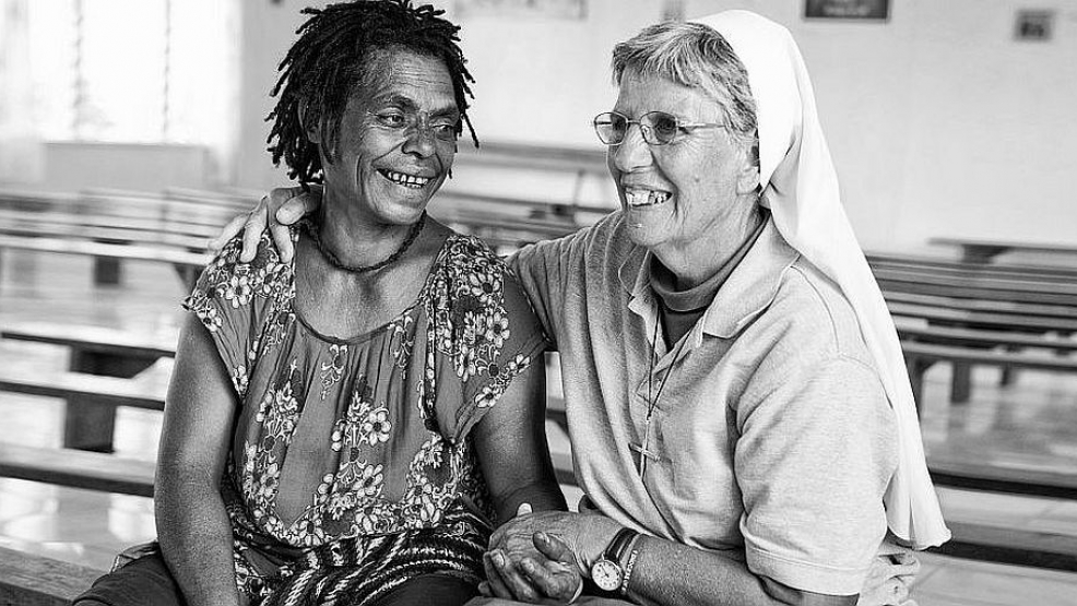 Schwester Lorena mit Christina. Auch sie konnte, schwer verletzt, fliehen. Foto: Bettina Flitner